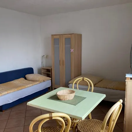 1 Fliegerhorst Arado - Gutes Schlichtes Ferienzimmer * Peenemünde